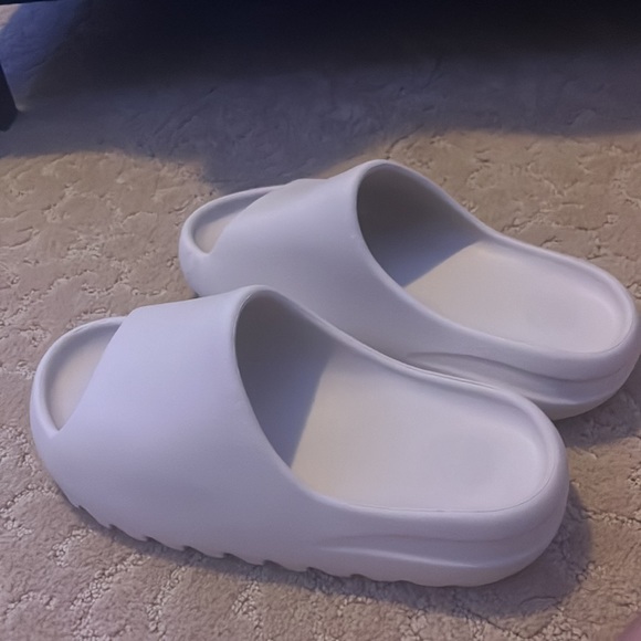 Adidas Yeezy Slides bone 22/23 Restock main image 11